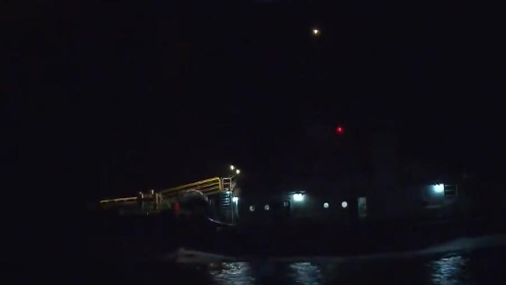 內地漁船青衣沉沒4男獲救1人失蹤，3人涉非法入境被捕。(電視截圖)