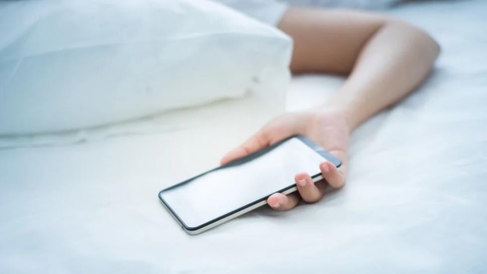 邊玩手機邊充電，泰男觸電右手燒焦陳屍床上。(資料圖片)