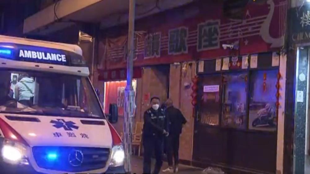 廟街歌女捱斬恐破相2人送院，六旬疑兇逃逸。(電視截圖)