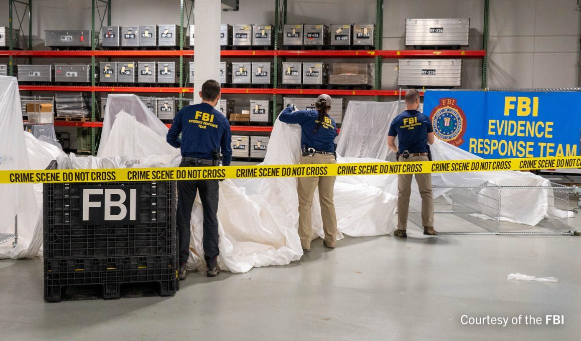 FBI發布檢查中國氣球殘骸相片，美國指氣球設備可收集情報與解放軍有關。(FBI)
