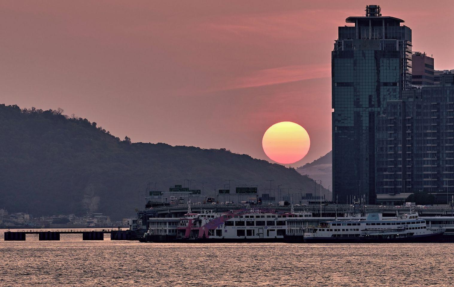 天文台指，太陽在日出日落時，形象會稍微變成橢圓形是與大氣層的折射有關。(天文台fb@Chung Ming Lee圖)