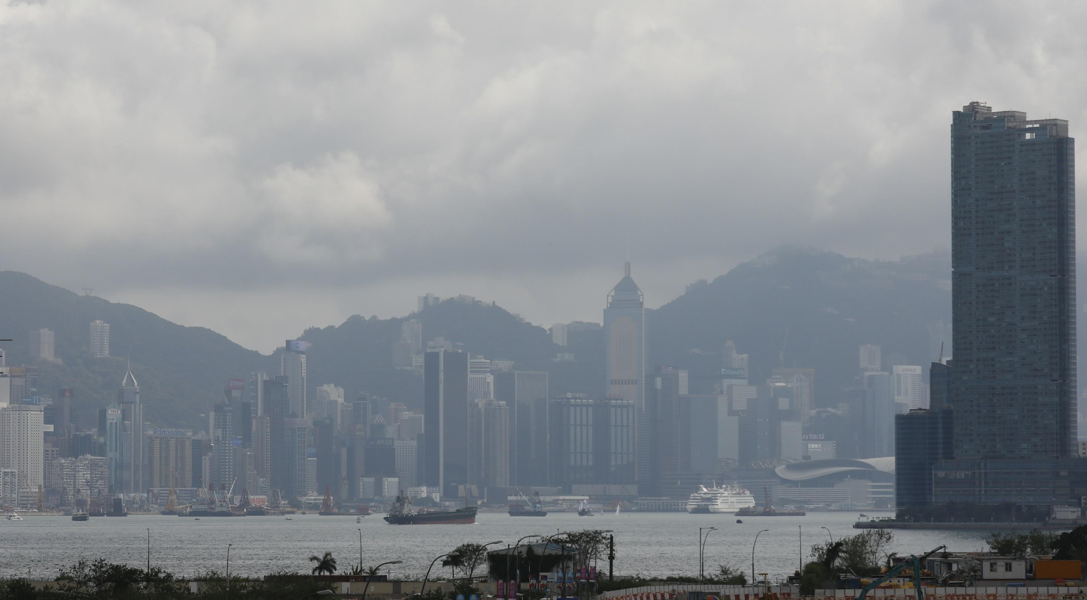 本港去年空氣質素屬十年內最佳，多項污染指數仍超世衞標準。