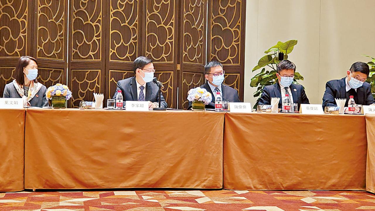 特首訪粵 百忙中與港媒老總茶聚