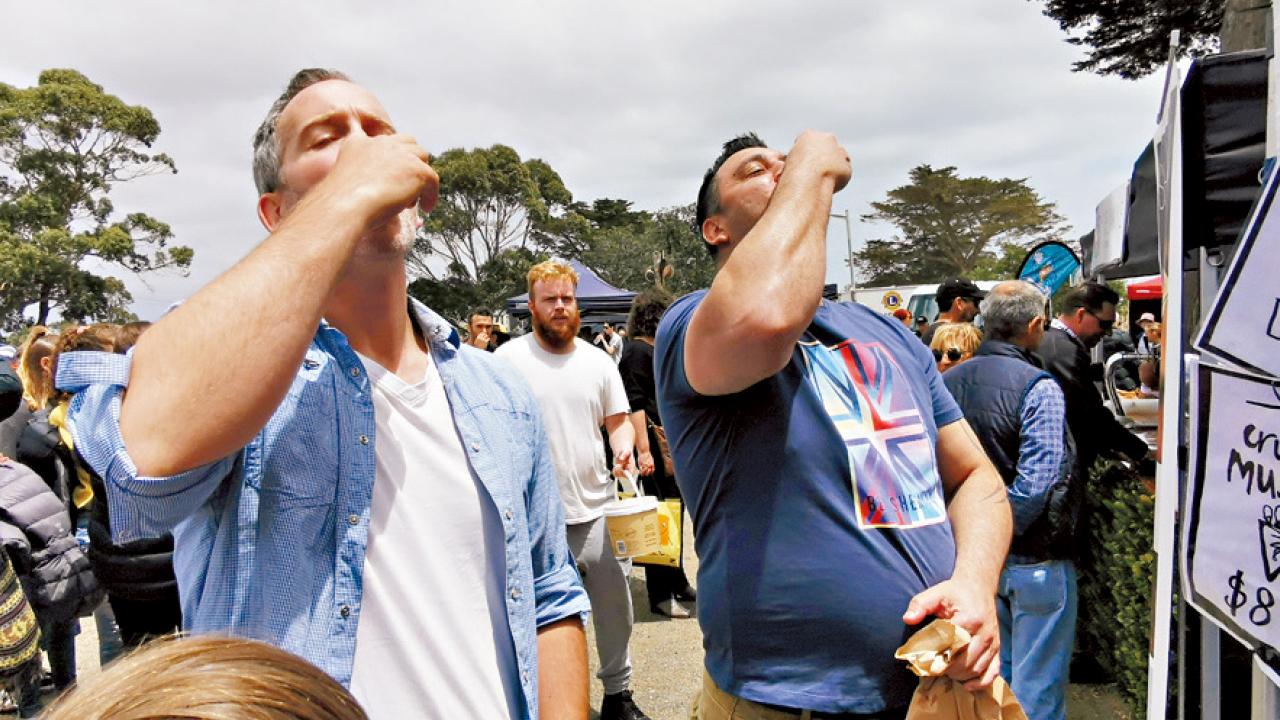 澳洲復辦青口節 二萬人鯨吞十噸