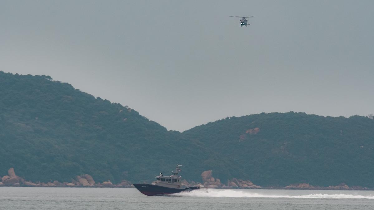 一名前警員在網上留言稱殉職女警林婉儀「抵死」等，被裁定煽動罪成。圖為意外後警方在沙洲對開海面搜索失蹤的林婉儀。(資料圖片)