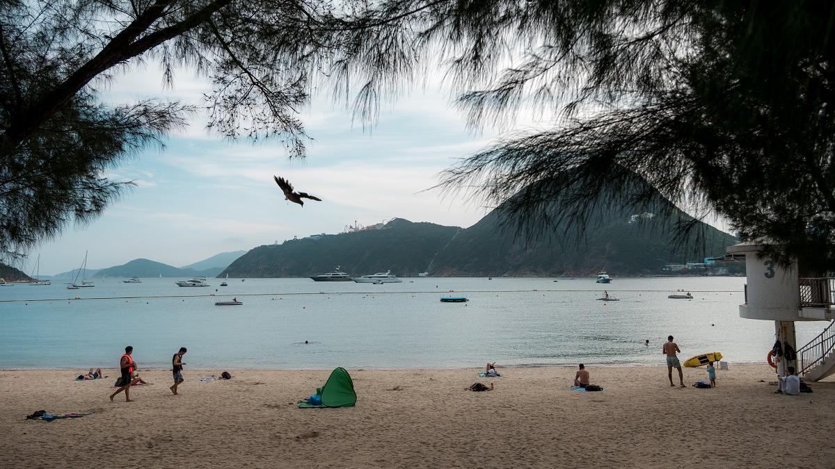 深水灣泳灘明日起懸掛紅旗，直至另行通知。(資料圖片)