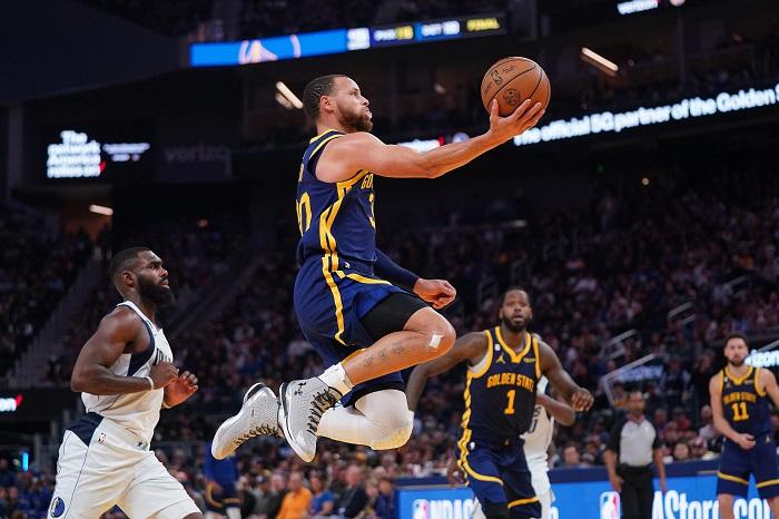 史堤芬居里在對獨行俠的比賽中受傷。(路透社)