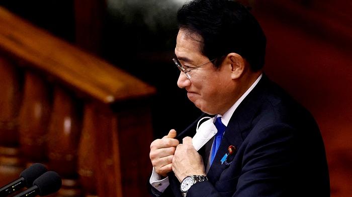 日本政府宣布下月13日放寬口罩令。(路透社)