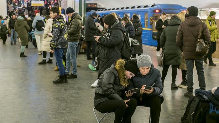 俄羅斯再向烏克蘭多處發動空襲，基輔市民在地鐵站避難。(路透社)