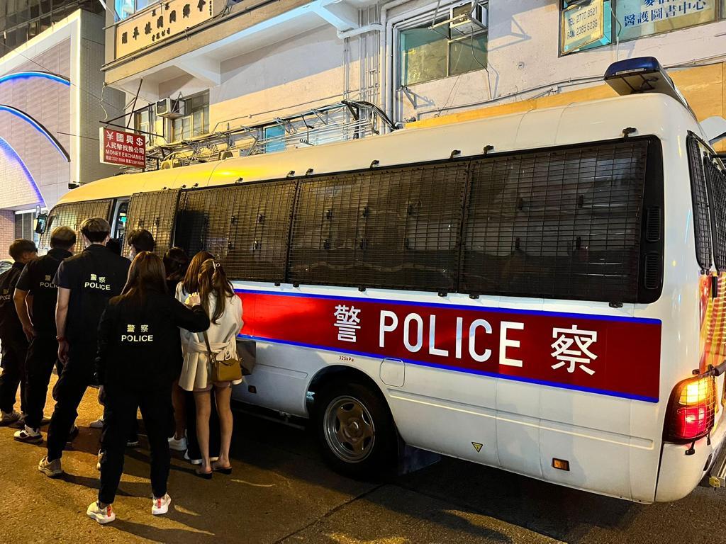 警油麻地搗非法百家樂賭檔　拘5人檢賭款籌碼