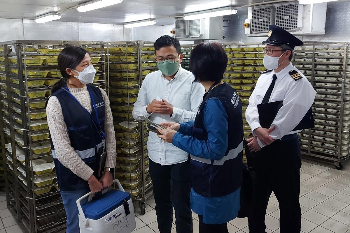 食環署派員巡查學生午膳飯盒廠房，並提醒負責人處理學生飯盒的正確方法。(政府新聞處)