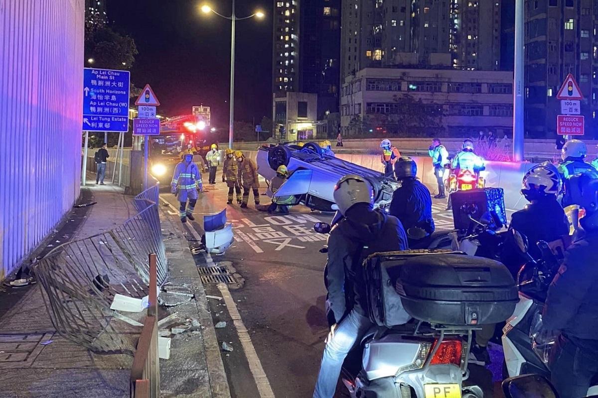 一輛私家車在鴨脷洲橋道失事，四輪朝天。(網民Sam Lui@FB群組「南區之友 2.0」)