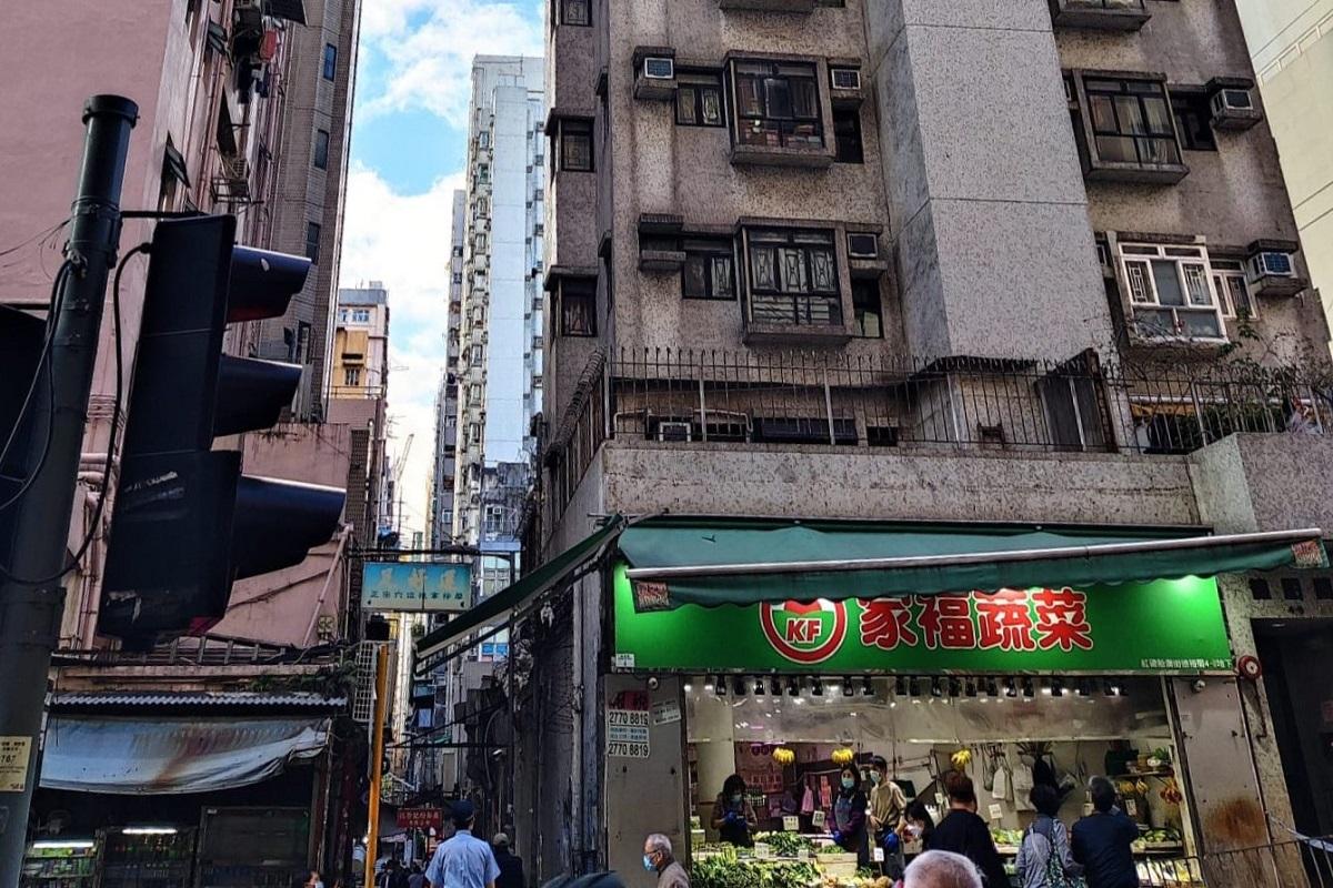 紅磡船澳街有石屎剝落，擊傷地面菜檔一名女工。(網民Tiger Hung@FB群組「紅磡黃埔社區藍圖」)