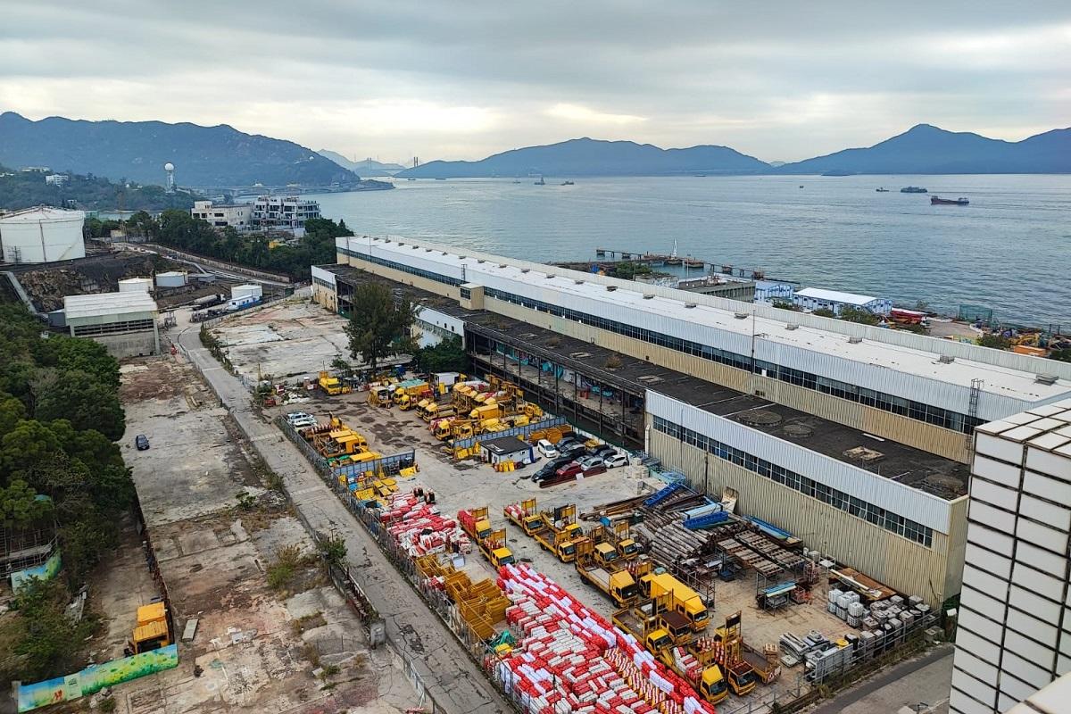 江玉歡實地視察簡約公屋樂安排選址後，擔心對居民造成安全隱患。(江玉歡FB)