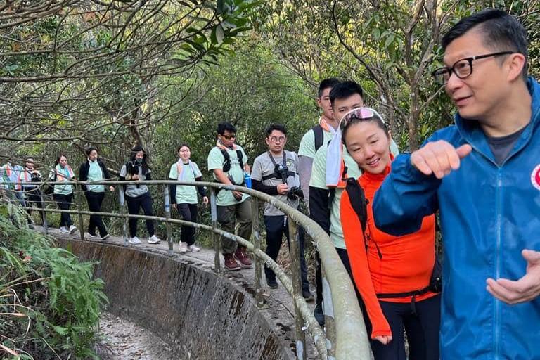 鄧炳強早上與香港海關青年發展計劃成員，一同到渣甸山遠足。(鄧炳強FB)