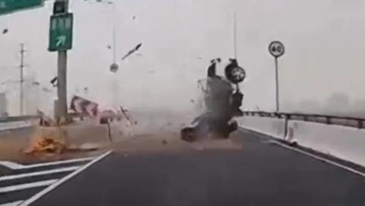 上海私家車高速撞壆起火翻落橋底 司機當場死亡