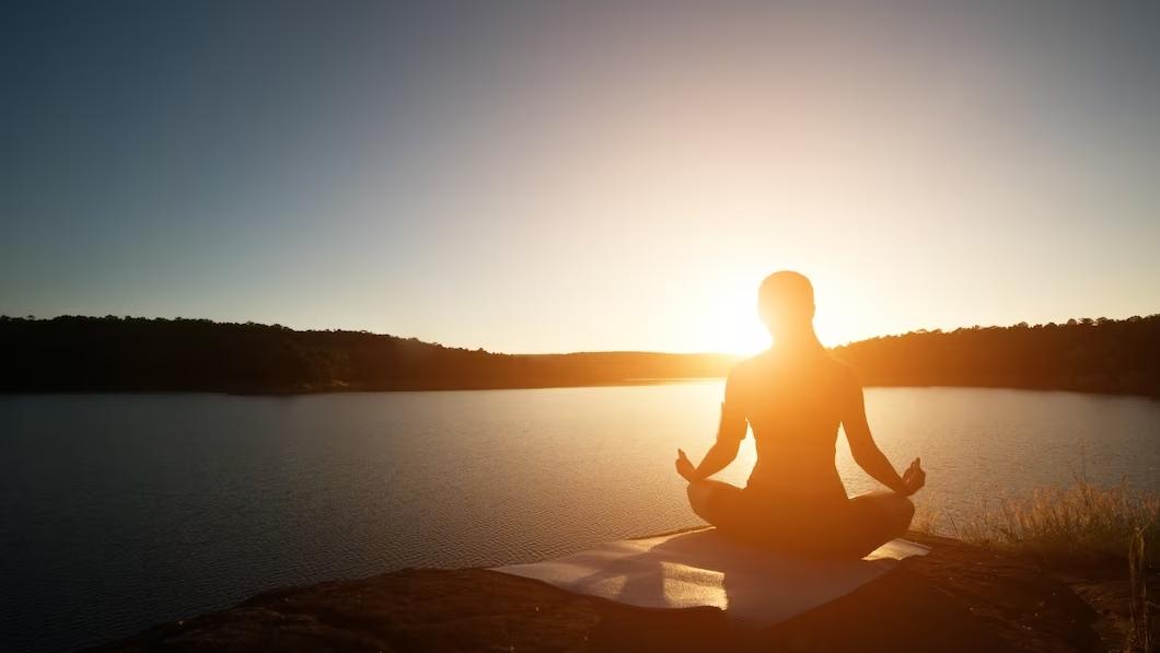 上海交大研究指，深度冥想或能改善腸道微生物群，從而令身心健康。(圖片來自freepik)