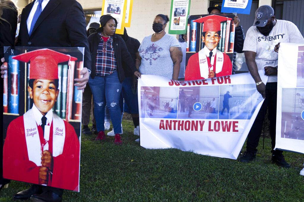 遇害男子Anthony Lowe家屬抗議。(美聯社)