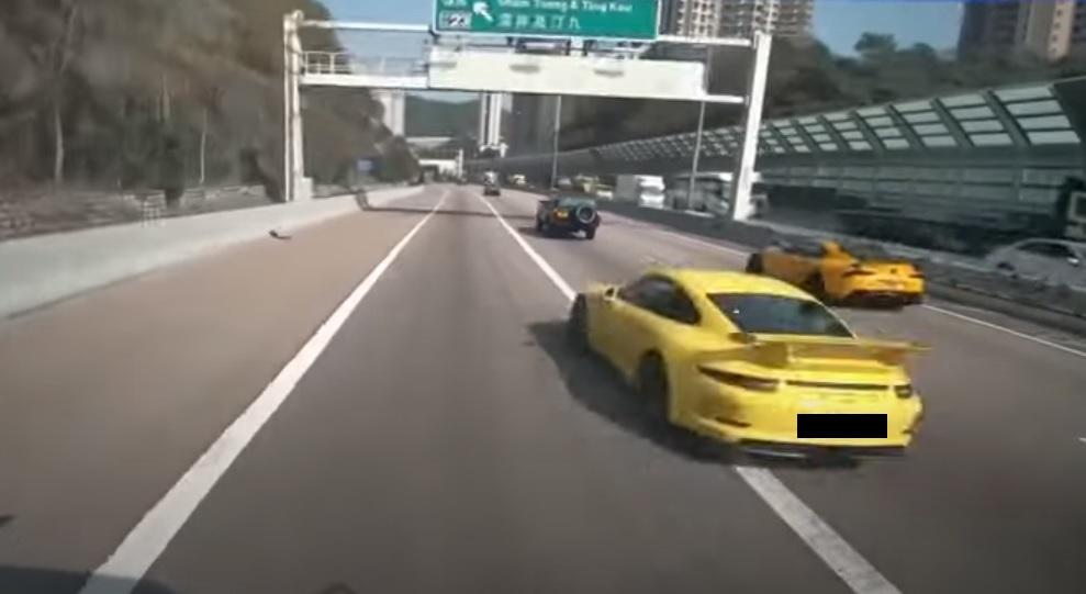 車cam直擊︱屯門公路兩跑車狂飆　網民︰估計至少時速130公里