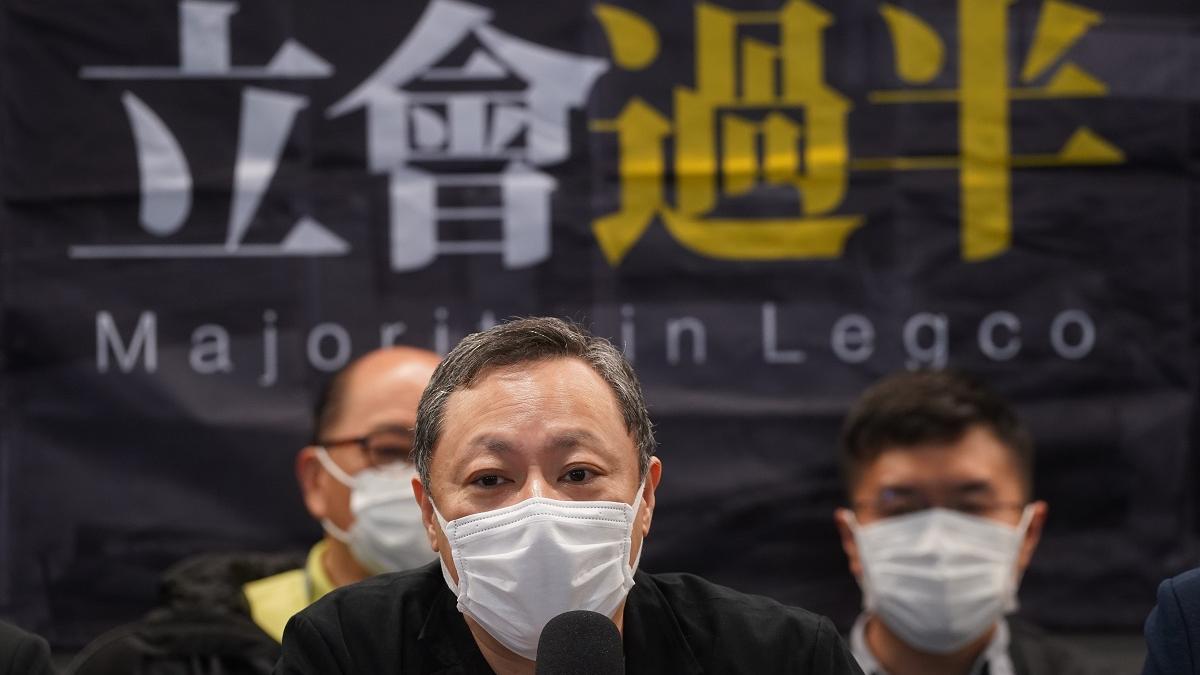 控方在審訊播出戴耀廷(前)和區諾軒(後排右)等人，就35+初選召開的首個記者會片段。(資料圖片／陳奕釗攝)