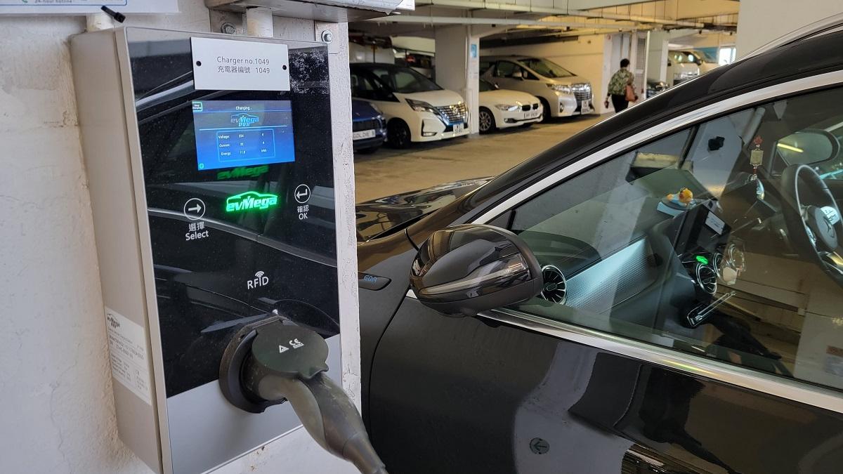 政府消息稱，未來3年會在即將或剛竣工的政府建築物，加設約7,000個額外車位充電設施。(資料圖片／鍾式明攝)