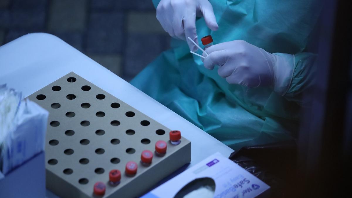 具備內地認可資格的實驗室檢測人員，來港進行新型肺炎檢測工作時可繼續豁免註冊。(資料圖片／鍾式明攝)