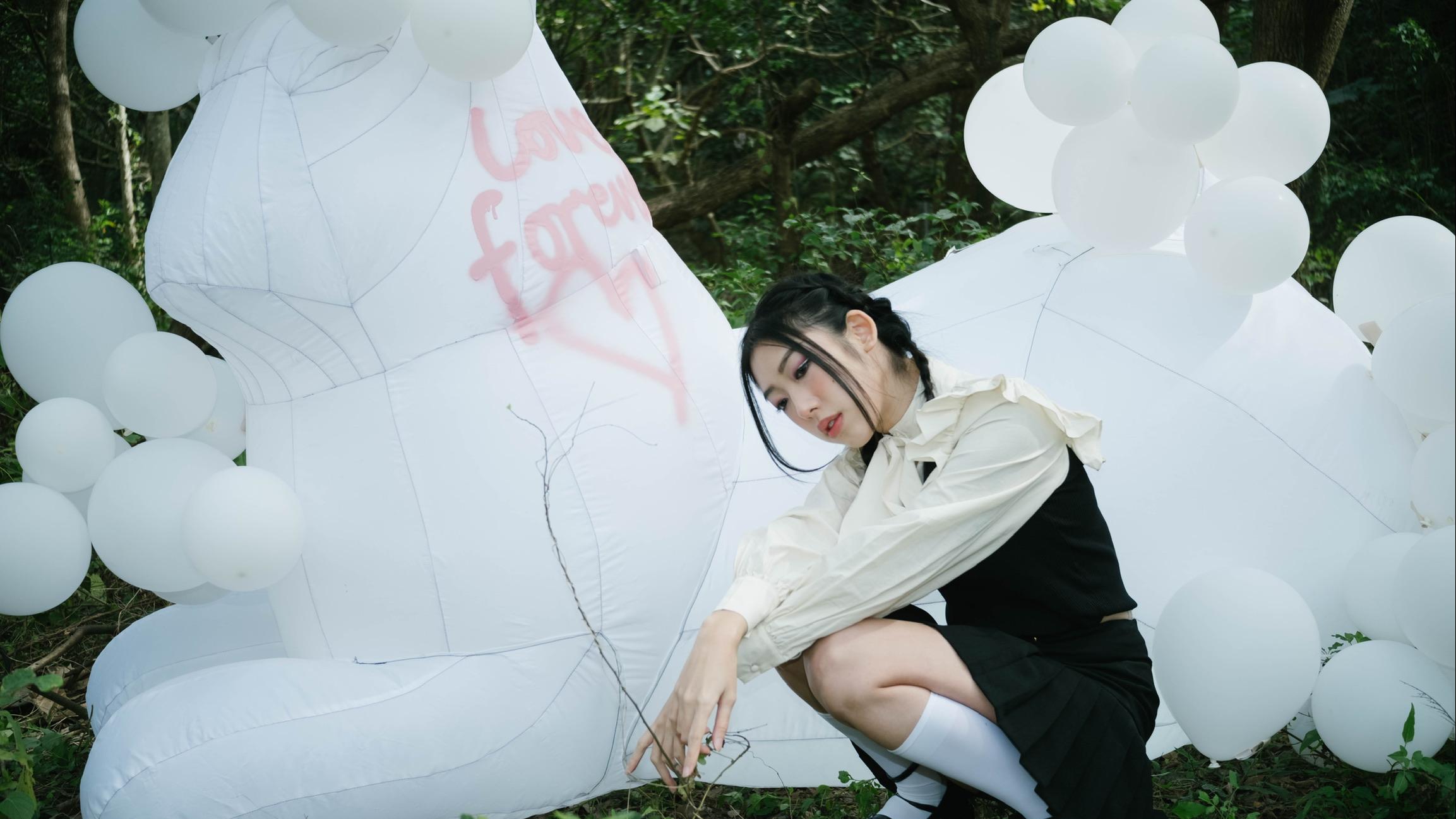 《全民IV》黃斯琪CK情人節出歌送父親   毋懼寒風大露背拍MV