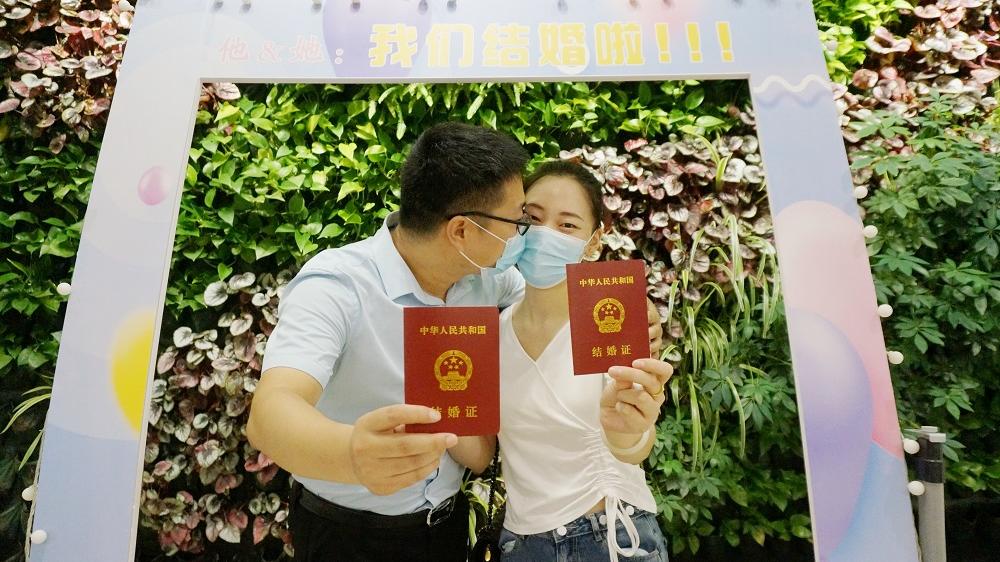 有專家認為，將法定結婚年齡降至18歲，有助提高結婚率。(中新社)