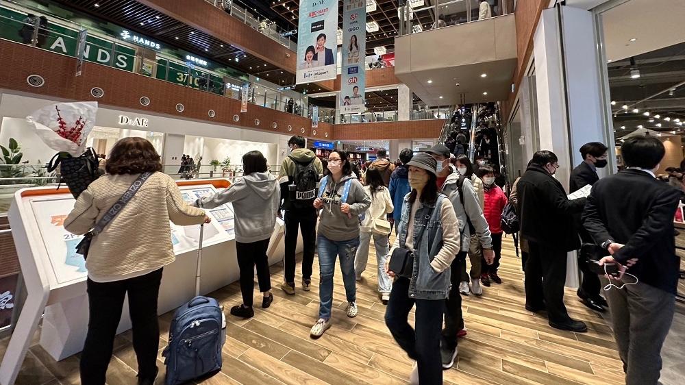 台灣將自本月20日起放寬室內口罩令。(中通社)