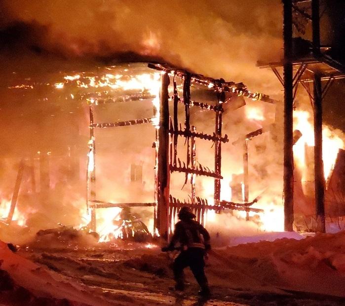 北海道一間木材加工廠，因為為貓提供暖爐起火而被焚毀。(Twitter圖片)