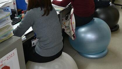 坐球代替坐櫈 日本職員：腰不再痛