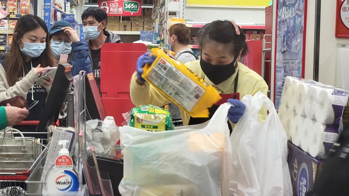 每個膠袋的收費已增至1元。(資料圖片／林俊源攝)