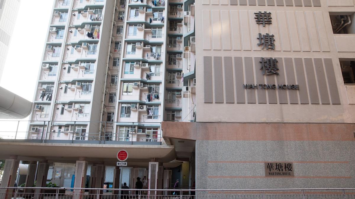 油塘邨華塘樓日前有住宅大門遭淋紅油。(資料圖片／蘇文傑攝)