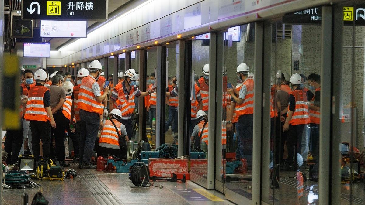 荃灣綫去年11月有列車「甩門」。(資料圖片／蘇文傑攝)