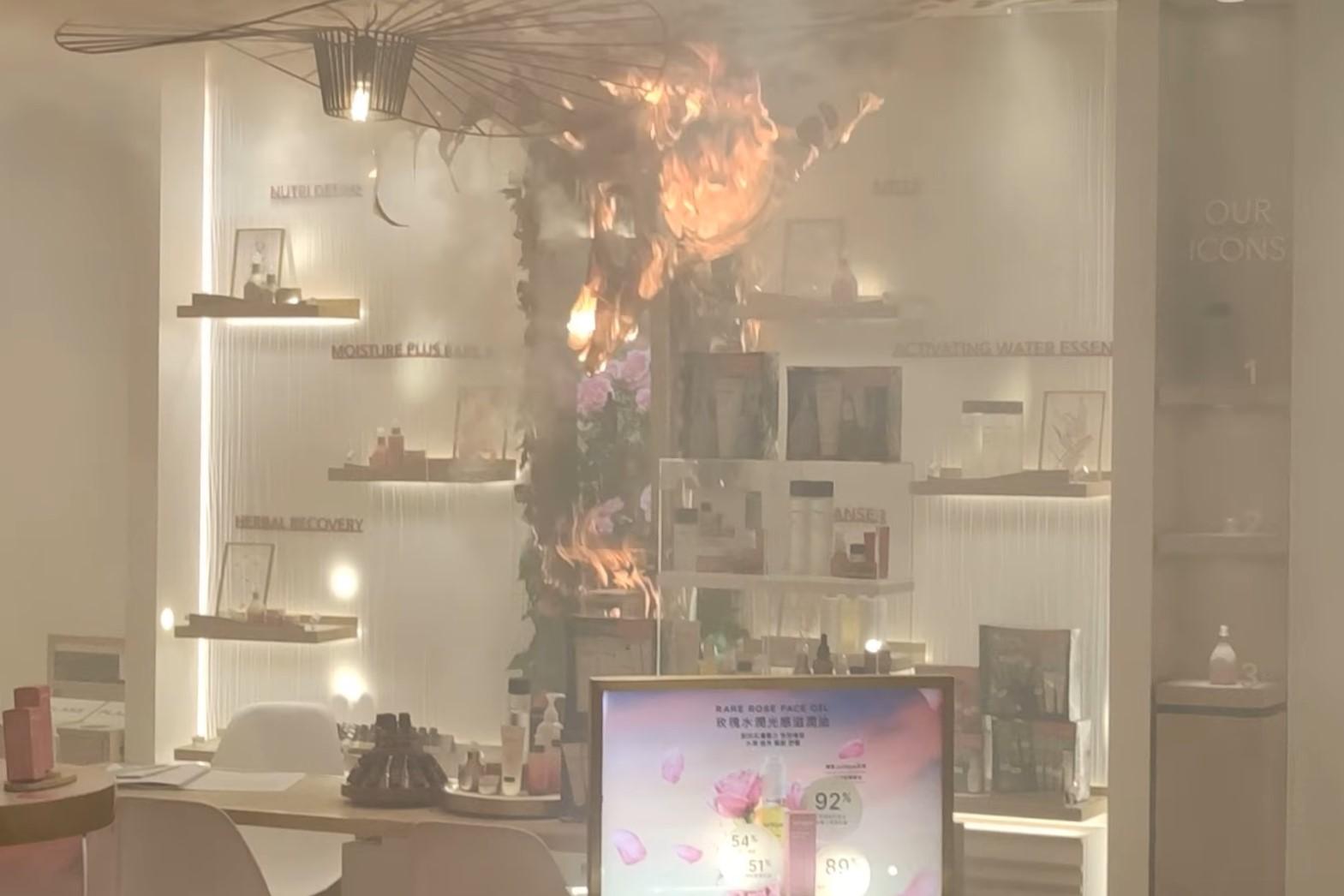 屯門市廣場一間化妝品店發生火警。(網民Sai Kit Stephen Cheung@FB群組「真.屯門友」)