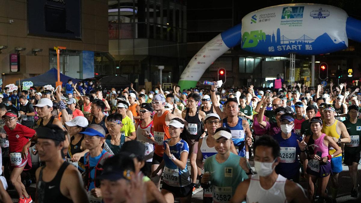 渣打馬拉松2月12日舉行，大批跑手清晨在尖沙咀起步。(李睿哲攝)