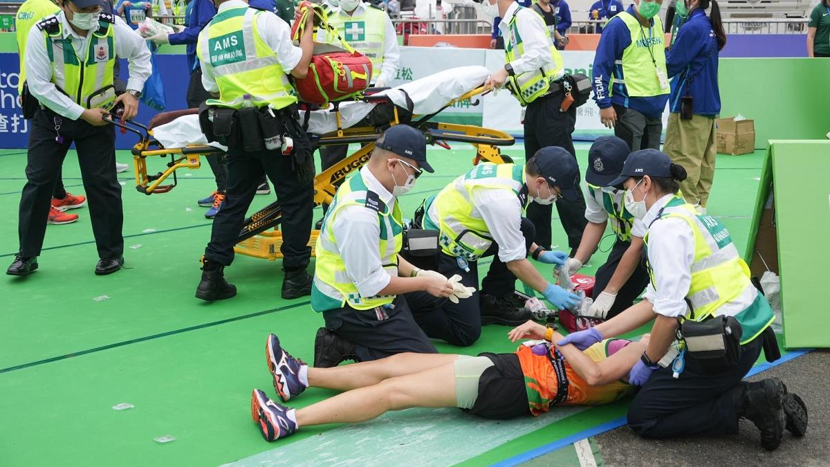 渣打馬拉松2月12日舉行，有跑手在維園衝線後受傷，需要即場接受治理。(李睿哲攝)