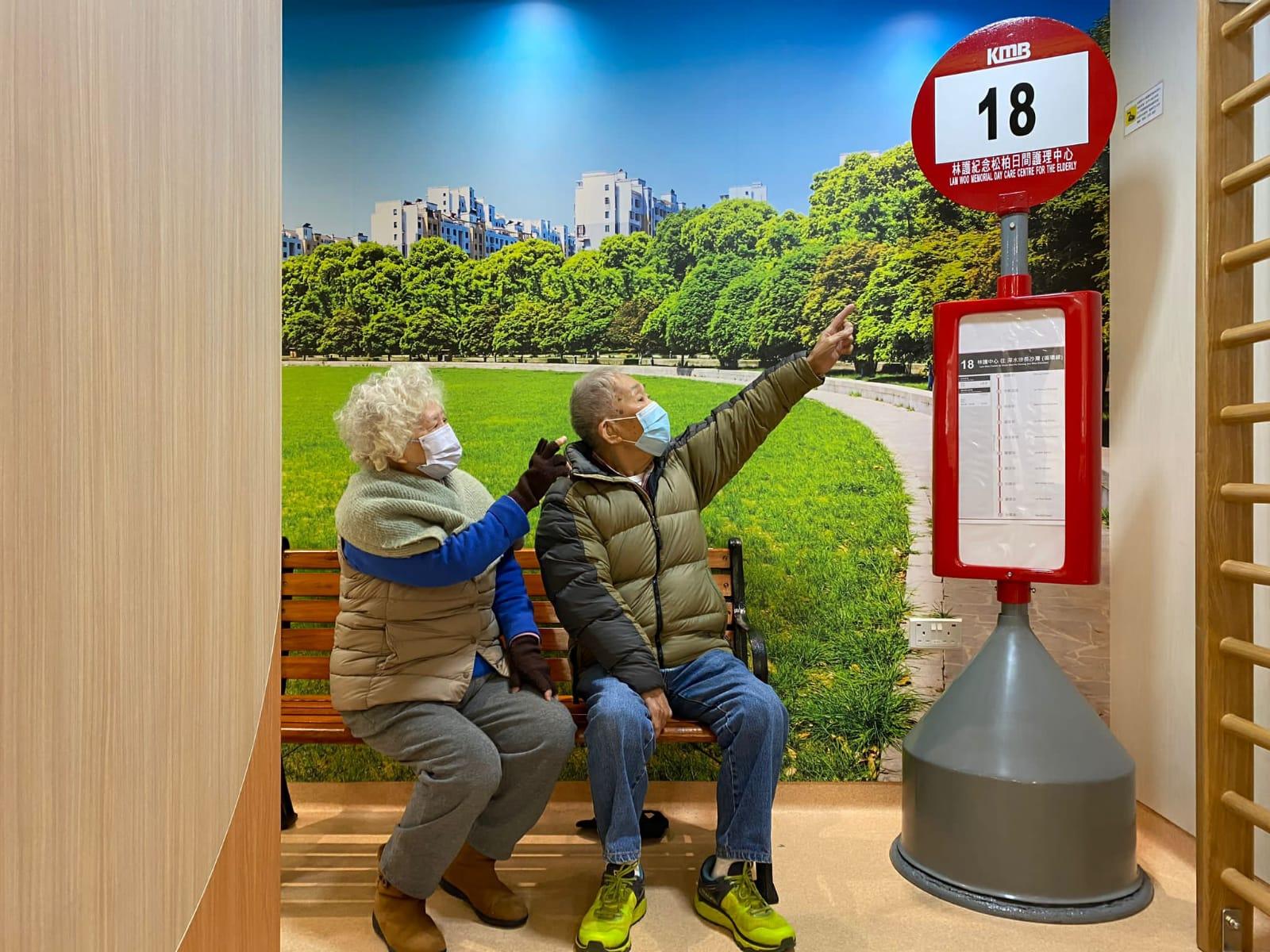 九巴再向6安老院舍捐贈「愛心巴士站牌」 助認知障礙症長者治療