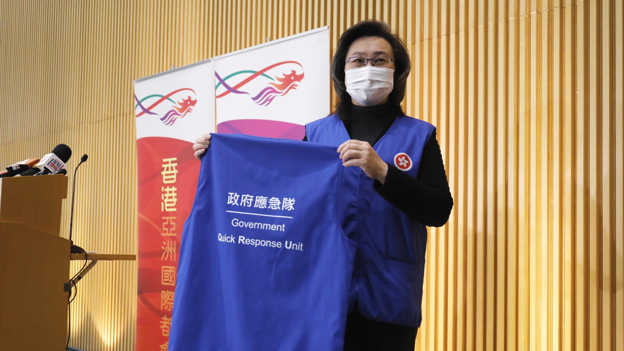 楊何蓓茵展示「政府應急隊」執勤時穿著的藍色背心。(林俊源攝)