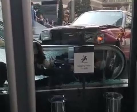 中環花園道的士失控鏟工商銀行大廈　兩男女途人走避不及捱撞