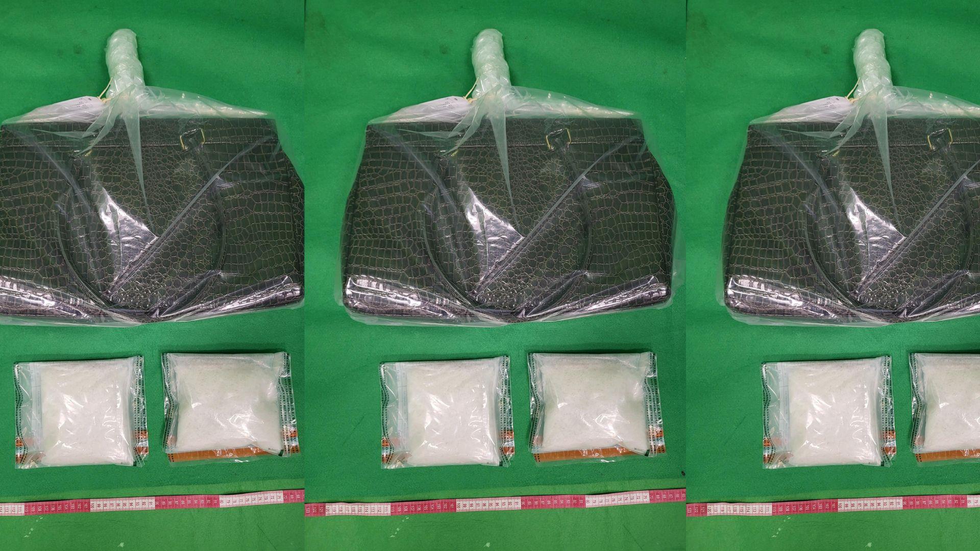 海關機場檢獲44萬元懷疑冰毒，拘捕一名27歲女遊客。(香港海關)