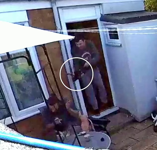 事前暗中偷拍成呈堂證據 男子遭十字弓近距離射穿腦前一刻曝光 兇徒囚18年(有片)