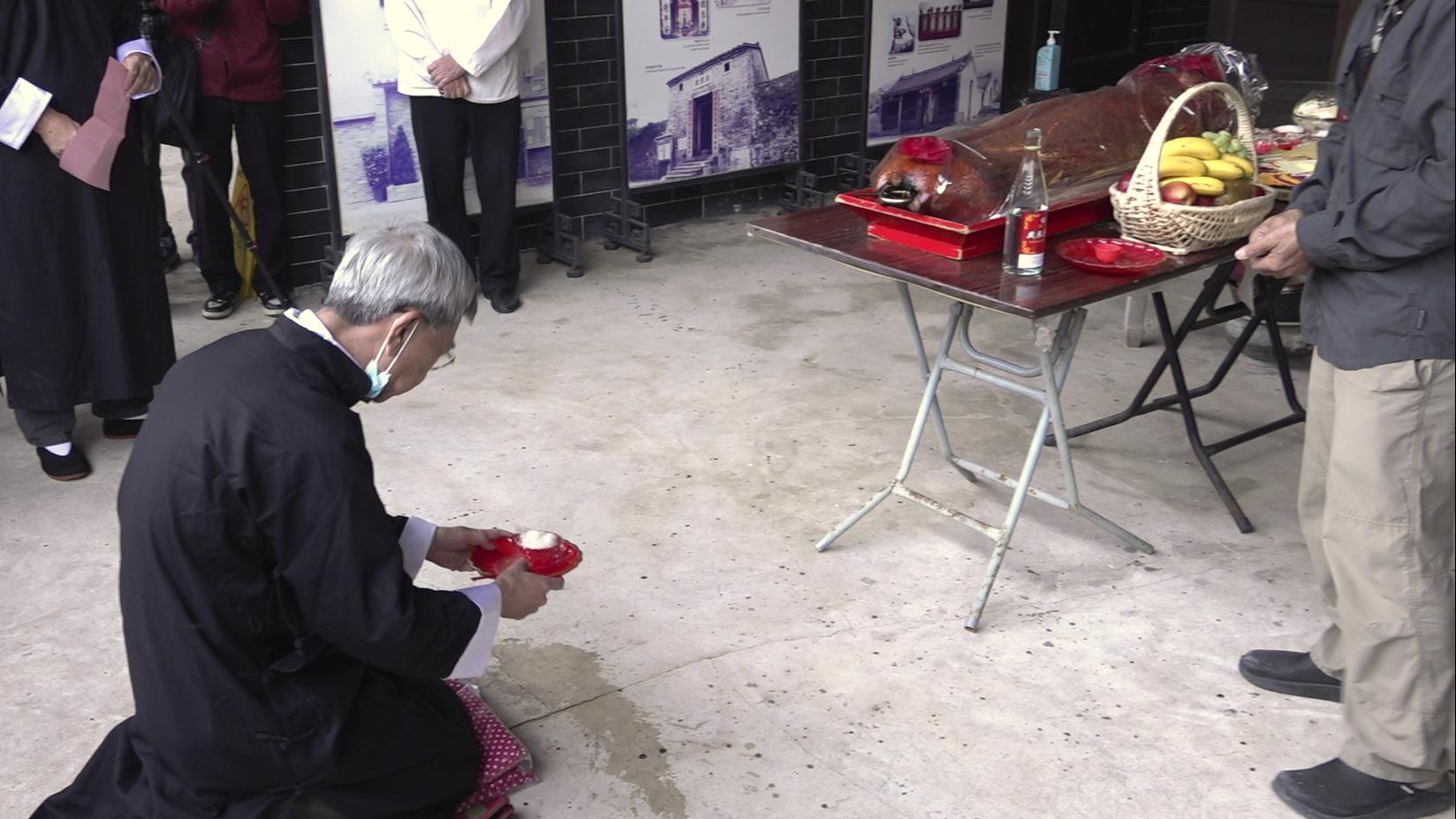 粉嶺龍躍頭松嶺鄧公祠春祭由族長擔任主祭。