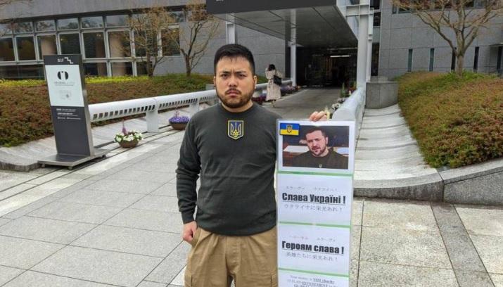 京都大學一名畢業生扮澤連斯基，看來十分神似。(互聯網)