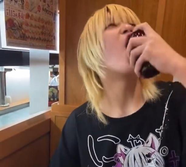 吉野之後再次飲豉油。(影片截圖)