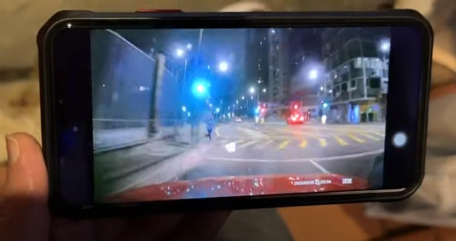 車Cam直擊｜銅鑼灣西施狗衝出馬路遭的士捲車底 女主人抱走搶救