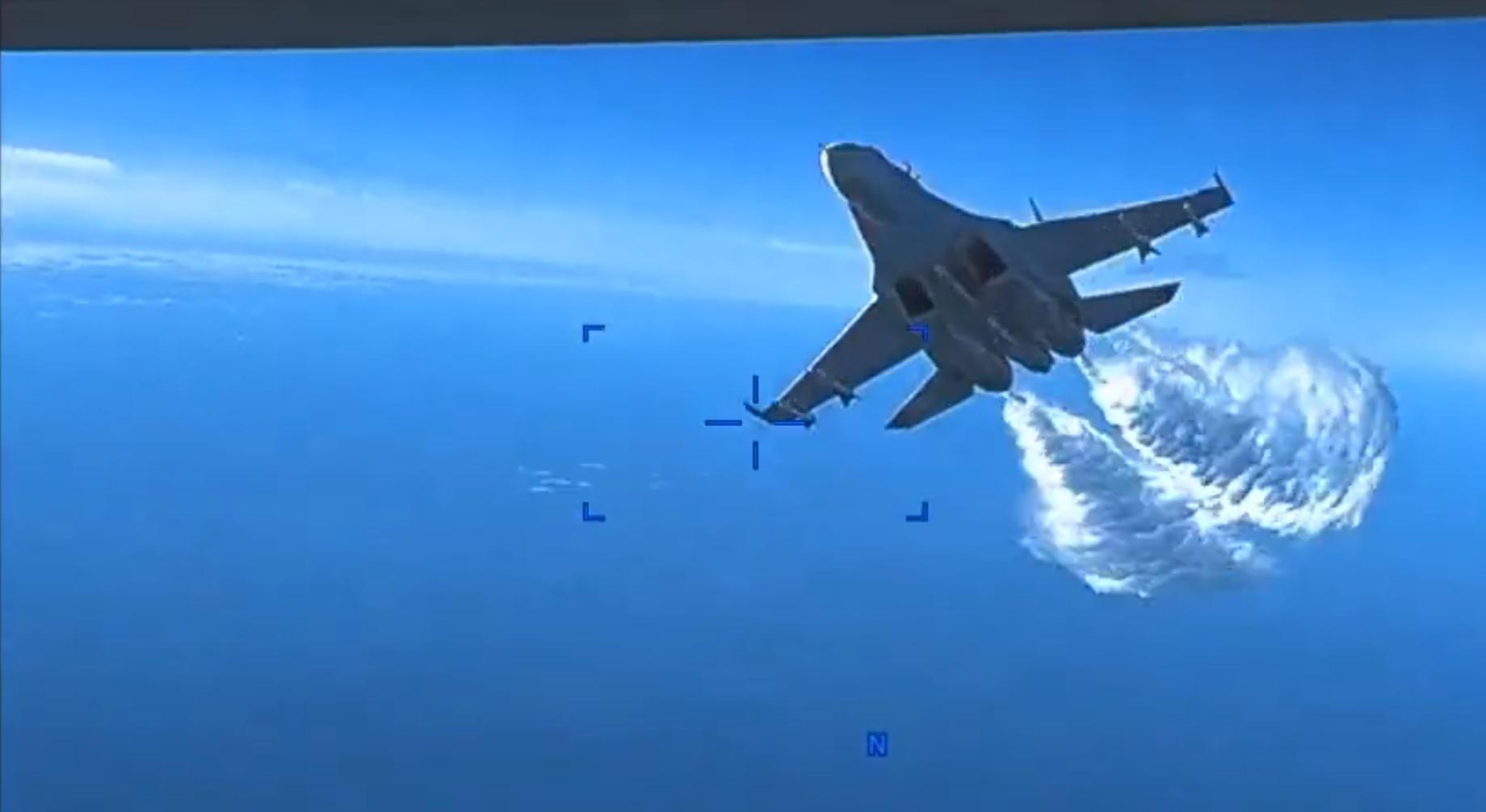 美軍最新發放無人機意外前的片段。(影片截圖)