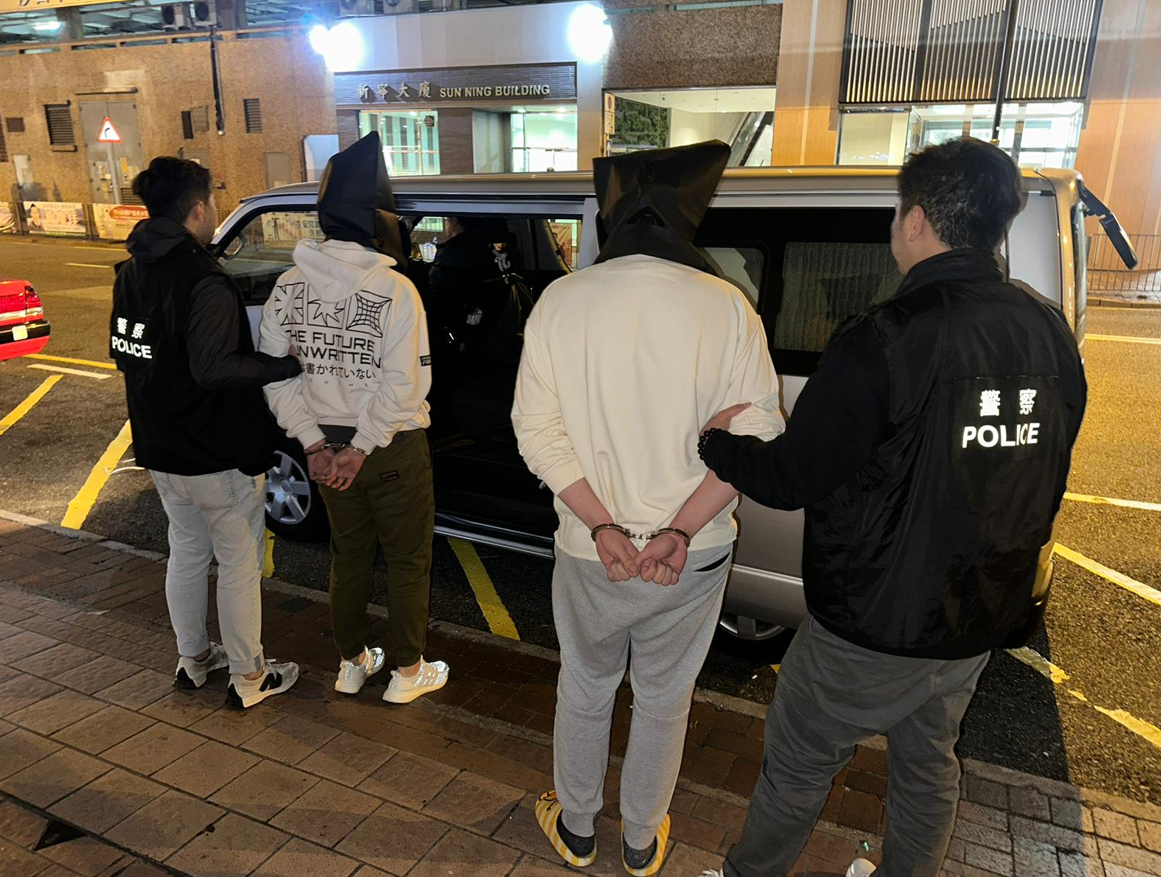 警拘2男2女涉販毒及製毒，檢值約600萬元毒品。(警方提供)