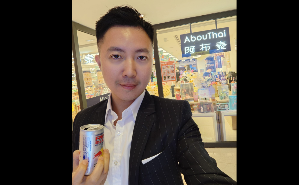 阿布泰林景楠「與黃圈割席」，新民黨李梓敬即幫襯兼買泰版紅牛打卡。(FB李梓敬 Dominic Lee)