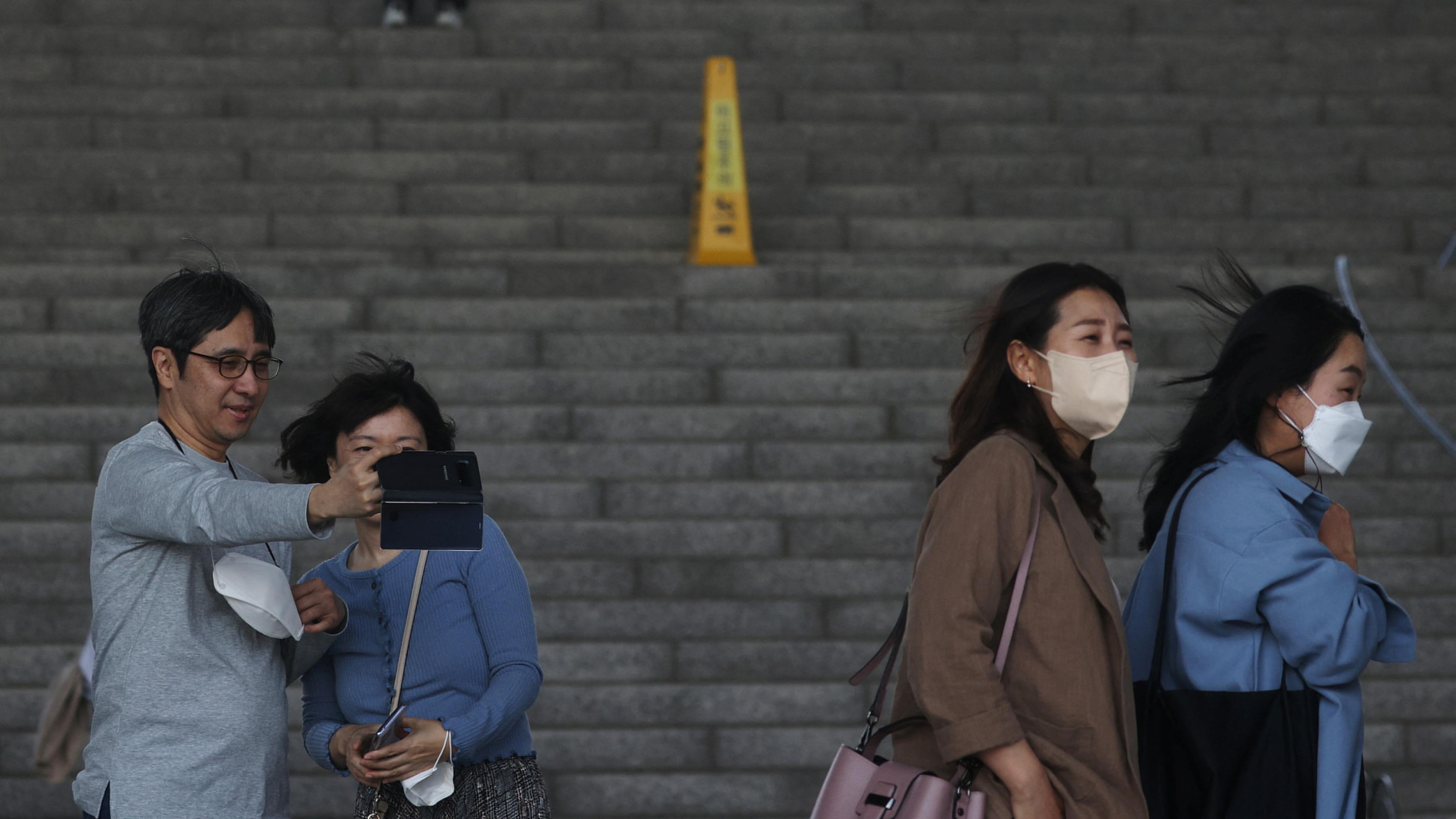 南韓今起解除公共交通工具口罩令。(網上圖片)